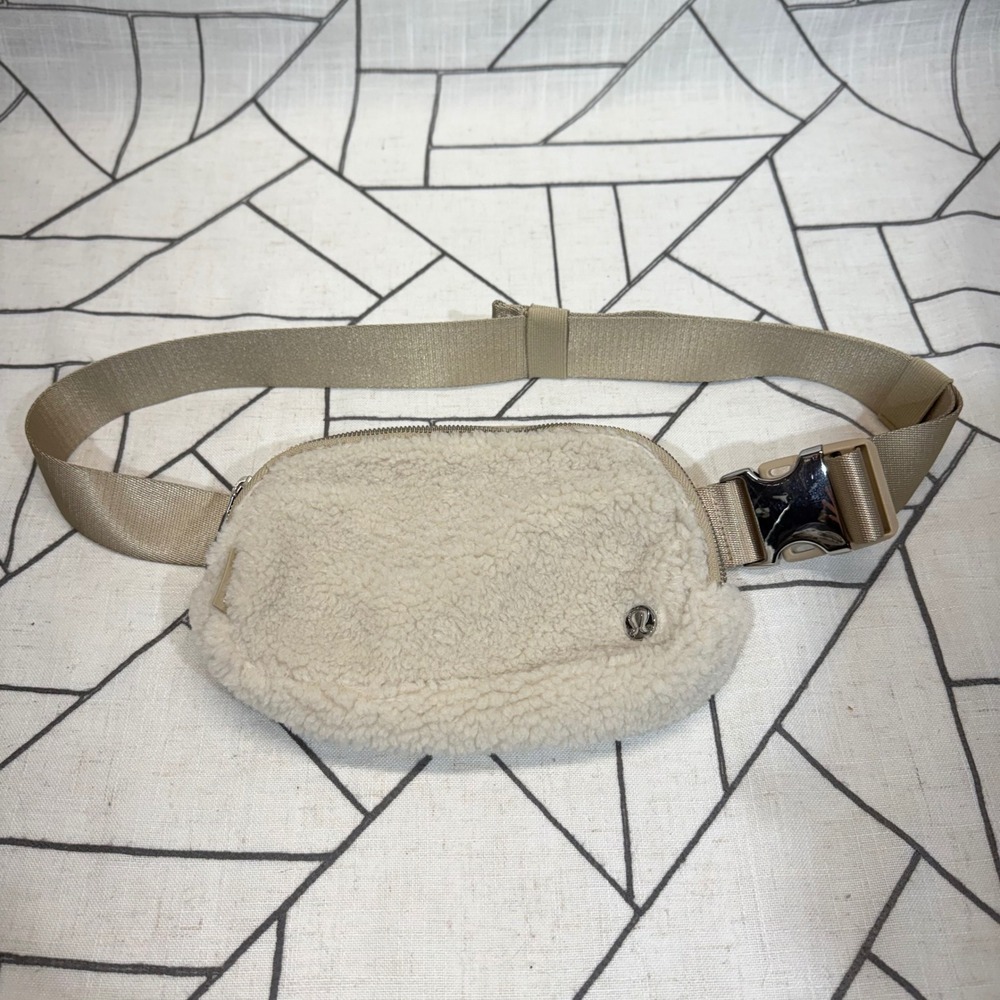 Lululemon Everywhere Belt Bag 1L Ivory Tan Fleece Sherpa Adjustable Strap